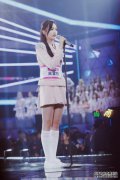 吴轩懿用学生服装猛烈地跳舞。内部：