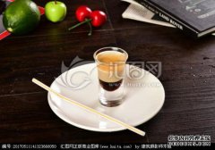 在57岁时，他以“精神酒”开始了他的家