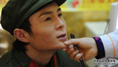 小学的作文“做雷锋”，老师笑了笑。