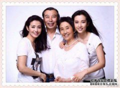 张家妮一家人的肖像开放了，但他遇到