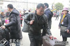 当我和女儿一起回家检查地铁的安全管
