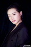 气质纯洁而甜美，他甚至穿着中国服装