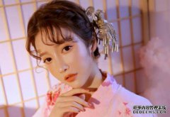 由于他缺钱，他被妻子从家中流放。在
