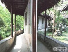 画廊可分为两侧的空走廊，一侧的空走