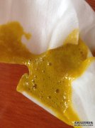 婴儿在大便中出生一周，有时在水中。