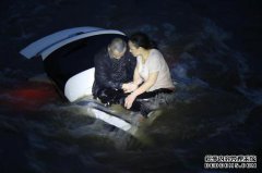 四川于边县的一名司机喝了酒，与河相